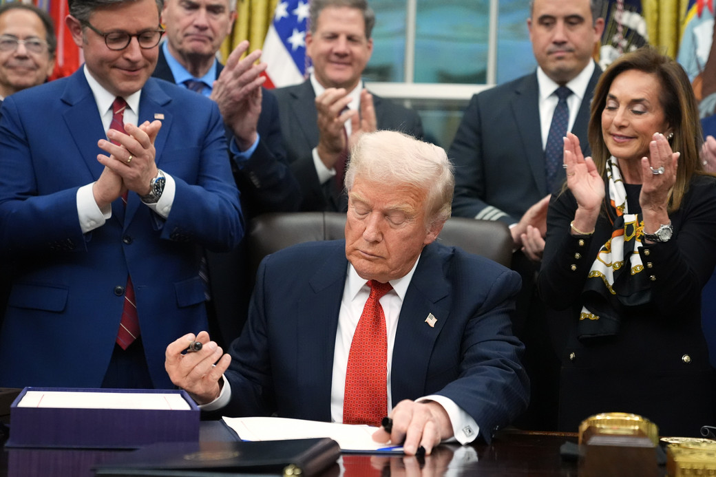 Trump podepisuje zákon o ukončení vládního shutdownu