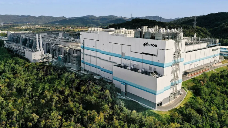 Micron plánuje masivní rozšíření výroby v japonské Hirošimě, kde chce vybudovat specializovaný závod na HBM paměti s investicí zhruba 1,5 bilionu jenů, tedy 9,6 miliardy dolarů. Výstavba by měla začít v roce 2027, výroba následně kolem roku 2028, přičemž japonská vláda by projekt mohla podpořit dotacemi až 500 miliard jenů, tedy 3,16 miliardy dolarů. 