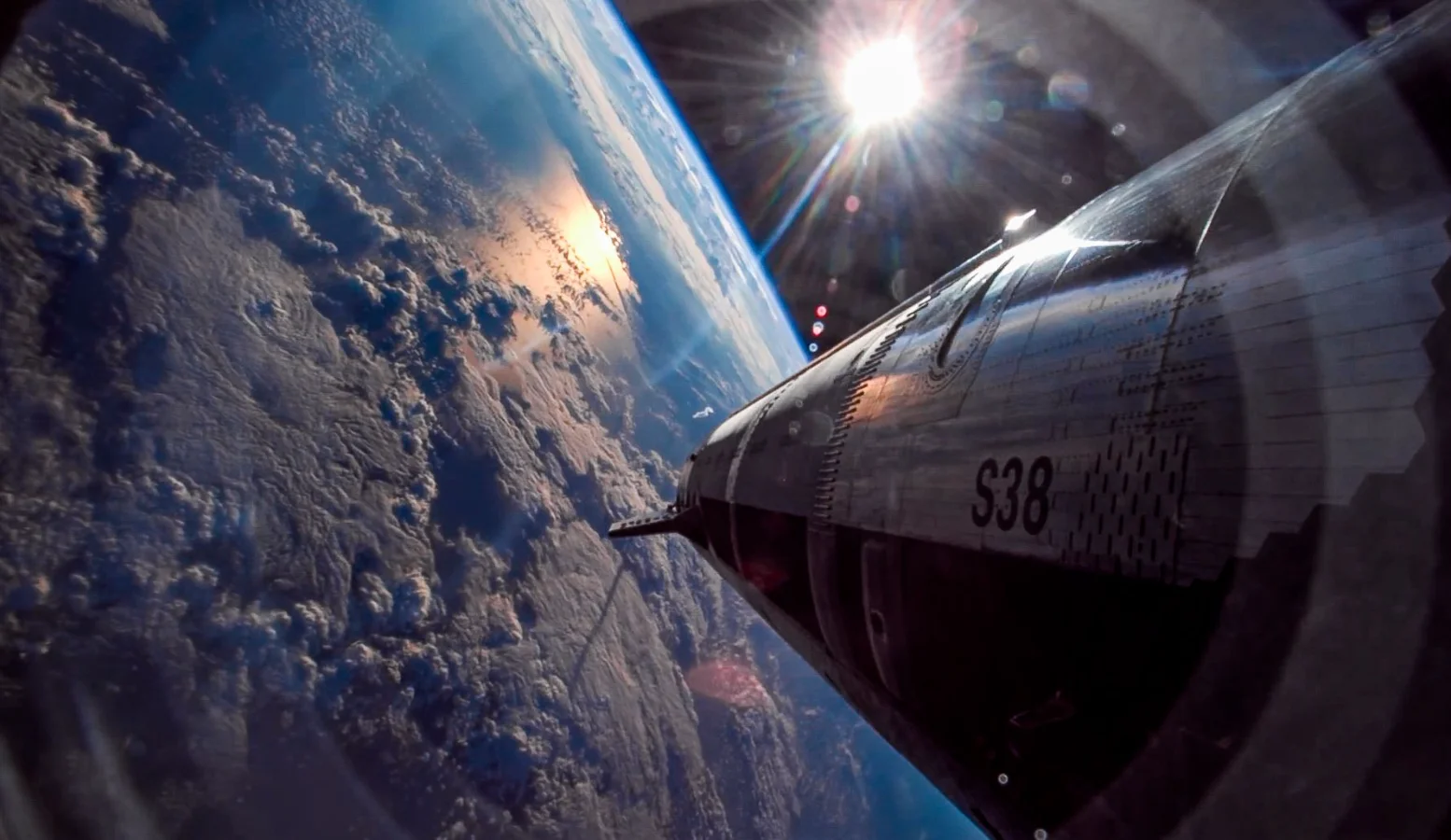 spaceX raketa nad zemí
