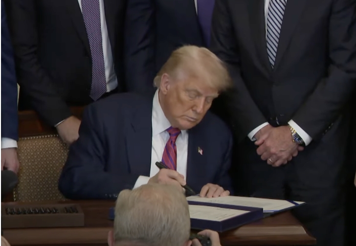 Donald Trump podepsal v červenci 2025 zákon GENIUS Act.