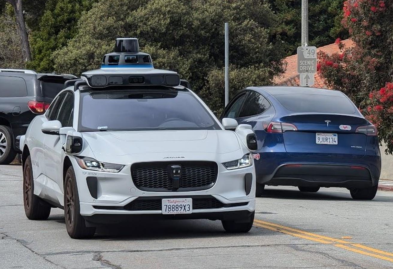 Zatímco Tesla sází pouze na kamery, Wyamo používá kombinaci kamer, radarů a lidaru. Zdroj: forbes.com