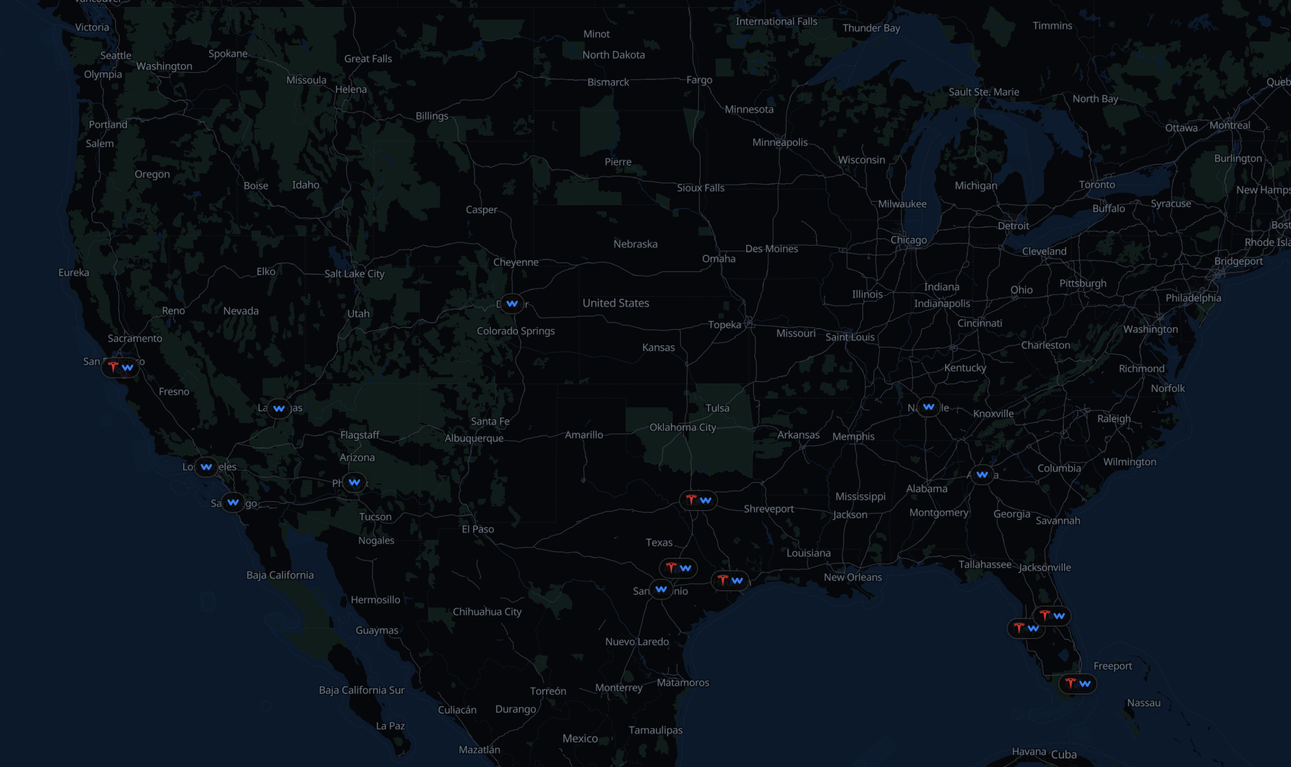 Mapa Spojených států s vyznačenými městy, ve kterých působí Tesla a Waymo. Zdroj: RobotaxiTracker.com