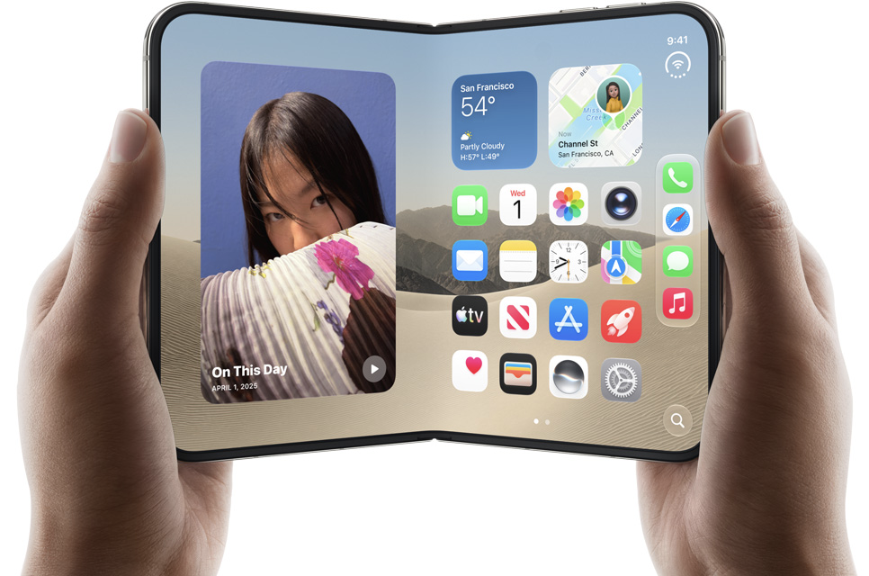 První skládací iPhone představený Applem, zobrazený v rozevřeném stavu.