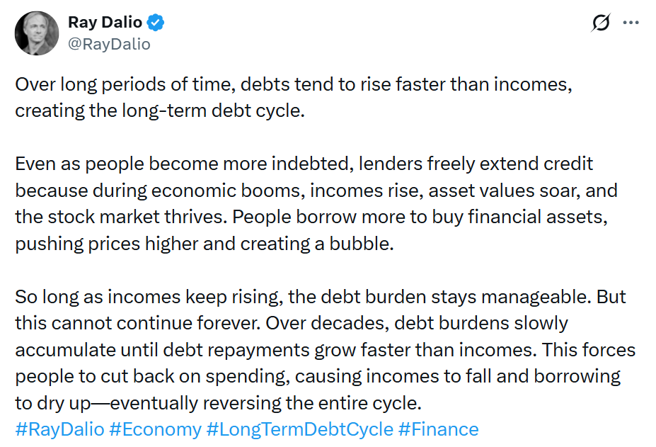 Ray Dalio upozorňuje na dlouhodobý dluhový cyklus, během kterého zadlužení roste rychleji než příjmy. V období ekonomického růstu lidé i firmy více půjčují, nakupují aktiva a tlačí jejich ceny vzhůru. Dluhová zátěž se však postupně hromadí, až splátky začnou převyšovat růst příjmů. Dlužníci pak omezují výdaje, ekonomika zpomaluje a celý cyklus se může obrátit.
