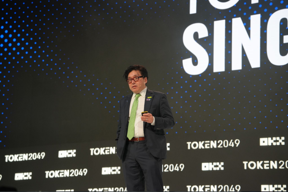 Tom Lee, předseda společnosti Bitmine, představuje na konferenci Token2049 Singapore strategii firmy zaměřenou na masivní akumulaci etherea. Bitmine už drží více než 6 milionů ETH a svůj podíl chce postupně navýšit k hranici 5 % celkové nabídky.