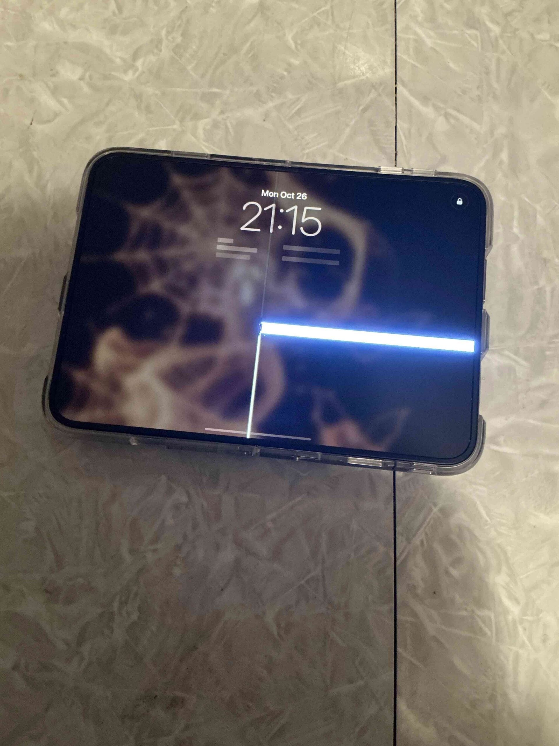 Uživatel Redditu ukazuje prasklinu na displeji svého iPhonu Duo, který používá teprve několik dní. Zdroj: Reddit/Netherwinde